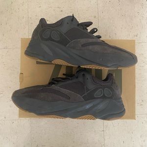 Yeezy 700 Utility black